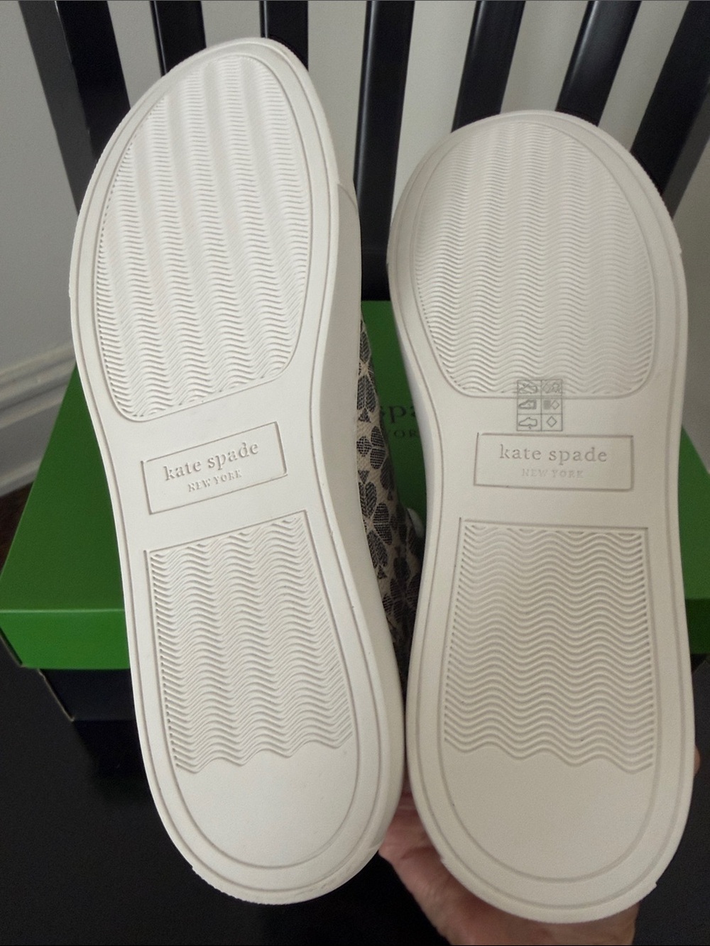 Kate Spade”Erin” Spade Flower 9 Black & White Leather Sneaker - Women NIB - Picture 4 of 7